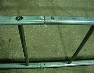 Линия перфорации и обжимки стоек лестницы кровельной стеновой